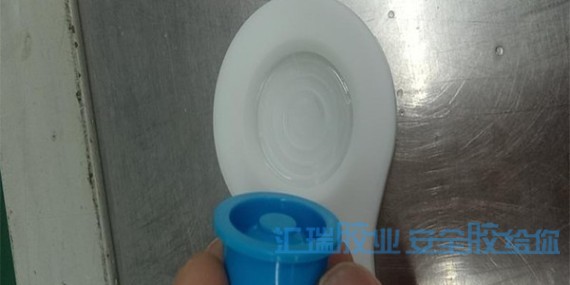 PP粘塑料膠水幫助客戶解決禮品玩具粘接問題（tí）