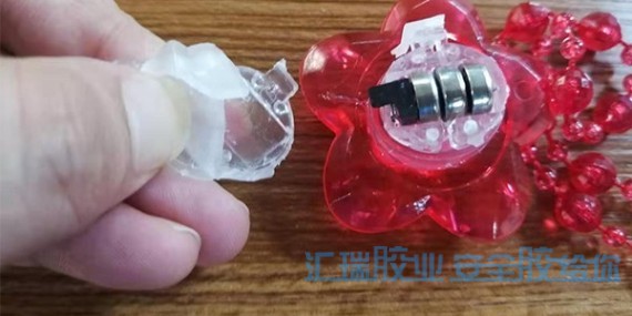 小件塑料粘（zhān）接用502膠水發白（bái）脫膠?那就換草莓视频cm.888tw破材級低白化瞬間膠