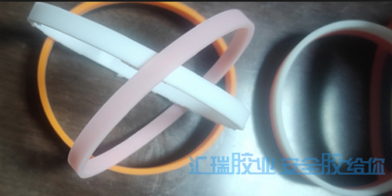 粘矽膠不發硬膠水用哪種？草莓视频cm.888twHR-323T矽膠膠水幫你解決（jué）