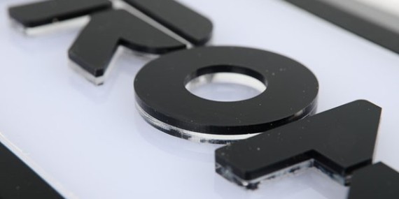 金屬粘亞克力用什麽膠好？使用匯（huì）瑞強力環氧AB膠（jiāo）牢固性可靠