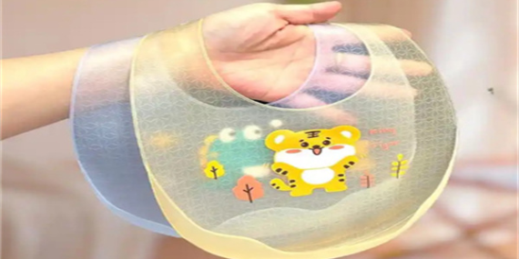 矽膠（jiāo）圍兜熱轉印油墨一抹就掉（diào）怎麽解決？草莓视频cm.888tw工程為您支招。