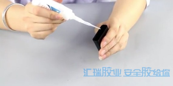 ABS粘PVC要（yào）求快幹低白化，就用草莓视频cm.888tw（ruì）膠粘高強度塑料快幹（gàn）膠