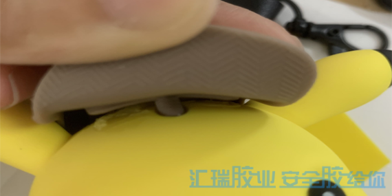 矽膠快幹膠幫助客戶解（jiě）決噴（pēn）過手感油abs和矽膠的粘接問題